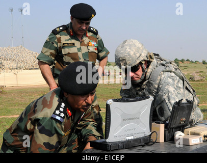 De gauche à droite, le brigadier de l'armée indienne. Le général RS Yadav, le commandant de la 94e Brigade blindée, le général de l'armée indienne Anil Malik, le co Banque D'Images