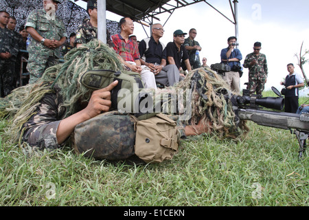 Le sergent du corps des marines des Philippines. Foronda osseux et le sergent. Reynaldo Rivera site vise au cours d'un sniper pour affichage Se Philippine Banque D'Images