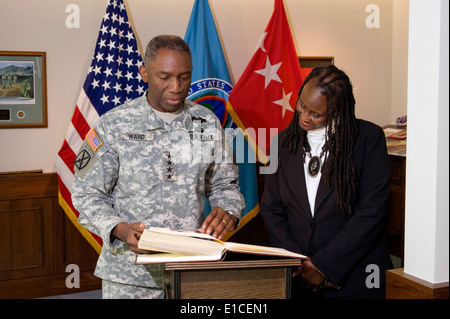 L'ARMÉE AMÉRICAINE Le Général William E. "Kip" Ward, gauche, le commandant de l'U.S. Africa Command (AFRICOM), montre l'ambassadeur américain au Nigeria Ro Banque D'Images