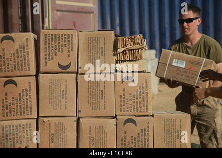 Les Marines américains avec le Siège et Service Company, 1er Bataillon, 5e Régiment de Marines (1/5),décharger des boîtes de repas prêts à manger Banque D'Images