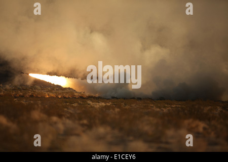 Un M28A1 lance à partir d'une ronde de formation XM-142 Système de roquettes d'artillerie à grande mobilité dans Twentynine Palms, Californie, le 24 octobre, 200 Banque D'Images