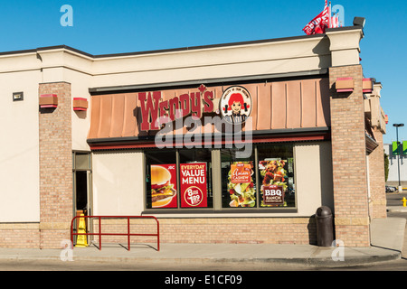 Wendys Restaurant à St Albert, Alberta avec des publicités dans la fenêtre Banque D'Images