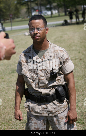 Lance Corporal Julian Taylor, un commis du Personnel avec l'Administration centrale et de l'Escadron, reçoit un niveau 1 capsi oléorésine Banque D'Images