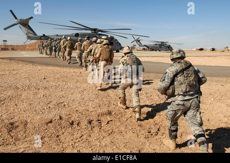 Soldats de la 1re armée irakienne et des soldats américains de la 2e Bataillon, 504e Parachute Infantry Regiment, 1e Brigade Combat Te Banque D'Images