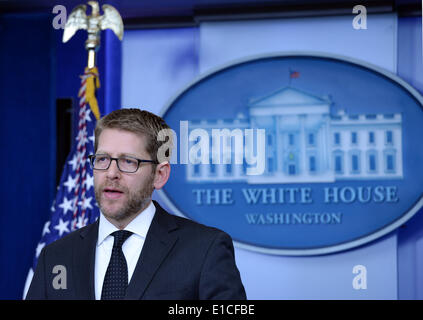 Washington, DC, USA. Jan 9, 2014. Photo prise le 9 janvier 2014 montre secrétaire de presse de la Maison Blanche Jay Carney parle à un briefing à la Maison Blanche, Washington, DC, aux Etats-Unis. Le président américain Barack Obama a annoncé vendredi que le secrétaire de presse de la Maison Blanche Jay Carney quitte son poste. Carney est d'être remplacé par son adjoint Josh Earnest. © Yin Bogu/Xinhua/Alamy Live News Banque D'Images