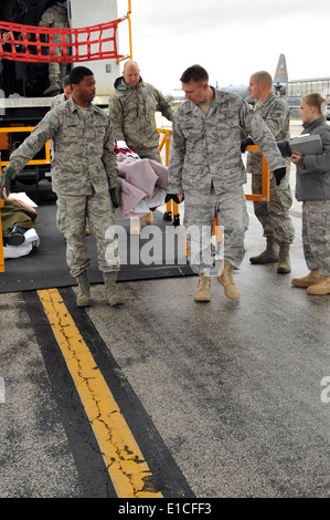 Les aviateurs américains se préparent à charger un membre de blessés sur un C-130 Hercules Scott Air Force Base, Ill., Novembre 18, 20 Banque D'Images