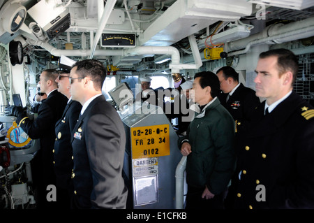 Le lieutenant de la marine américaine le Cmdr. Patrick O'Mahoney, droite, le commandant du USS Defender (MCM 2), et d'autres marins observer le pupitre Banque D'Images