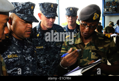 La Force de défense de la Jamaïque la réserve nationale de la Garde côtière canadienne sous le blanc Althia termine de formalités pour participer à un sujet Banque D'Images