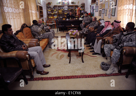 Le colonel de police irakienne Shiwan Majin Kareem, centre, le chef de police de Daquq, et le capitaine de l'armée américaine Nathan Jennings, cinquième fr Banque D'Images