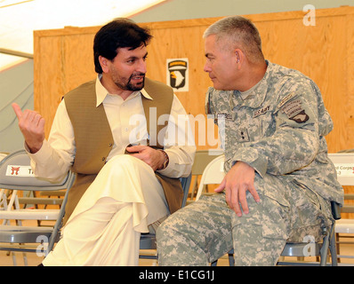 Gouverneur Abdul Jabar Naeemi, gauche, le gouverneur de la province de Khost, parle avec l'armée américaine, le général John Campbell, l'commandin Banque D'Images