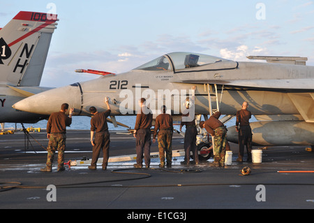 Les marins américains affectés à l ?Tophatters ? 14 e Escadron d'avions de laver un F/A-18E Super Hornet à bord du personnel navigant Banque D'Images