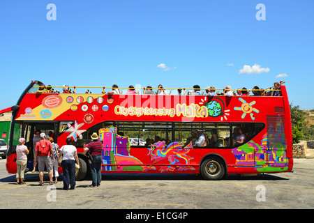 Bus de tourisme, Ħaġar Qim et Mnajdra, Parc archéologique de l'Est du Sud, de Qrendi Malte Xlokk District, Région, République de Malte Banque D'Images