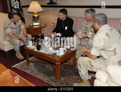 La Marine américaine Vice Adm. Bill Gortney, gauche, le commandant de l'U.S. Naval Forces Central Command et 5e flotte américaine, parle avec Archb Banque D'Images