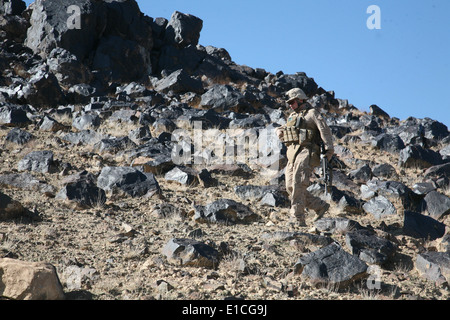 Le Corps des Marines des États-Unis. Ryan M. Martin, de Lima Company, 3e Bataillon, 4e Régiment de Marines, les randonnées vers le bas d'une colline rocheuse j Banque D'Images