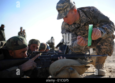 Le sergent de l'armée américaine. Adam Sokolowski, un instructeur de tir affecté à l'armée américaine de l'unité de tir, explique la vue adj Banque D'Images