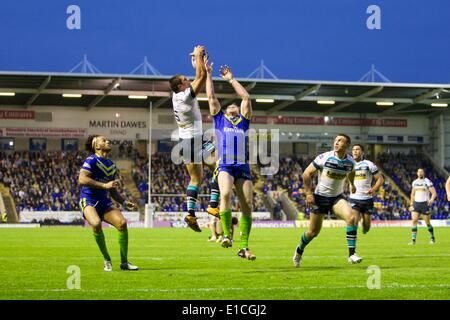 Warrington, Royaume-Uni. 30 mai, 2014. Leeds Rhinos wing Ryan Hall en action lors de la Super League match de rugby entre Warrington Wolves et Leeds Rhinos du stade Halliwell Jones. Credit : Action Plus Sport/Alamy Live News Banque D'Images