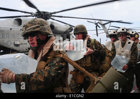 Les Marines américains affectés à la 22e Marine Expeditionary Unit load de l'eau en bouteille sur un CH-53E Super Stallion à bord d'hélicoptères t Banque D'Images