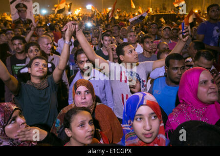 Le Caire, Égypte. 30 mai, 2014. Egyptiens assister à un rassemblement pour célébrer l'ancien chef de l'Armée Abdel Fattah al-Sisi, remportant l'élection présidentielle, au Caire, Égypte, 30 mai 2014. Tally initiale a montré une victoire écrasante de Sisi, qui a gagné plus de 90 pour cent des voix dans les trois jours de scrutin présidentiel. Credit : Cui Xinyu/Xinhua/Alamy Live News Banque D'Images