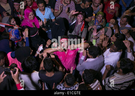 Le Caire, Égypte. 30 mai, 2014. Egyptiens assister à un rassemblement pour célébrer l'ancien chef de l'Armée Abdel Fattah al-Sisi, remportant l'élection présidentielle, au Caire, Égypte, 30 mai 2014. Tally initiale a montré une victoire écrasante de Sisi, qui a gagné plus de 90 pour cent des voix dans les trois jours de scrutin présidentiel. Credit : Cui Xinyu/Xinhua/Alamy Live News Banque D'Images