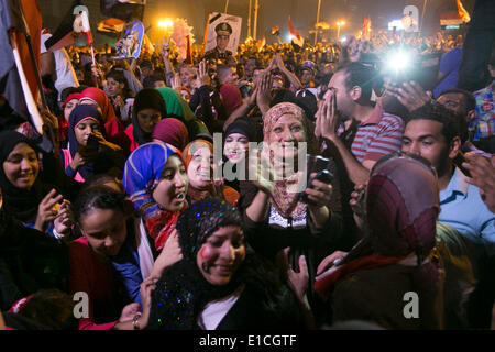 Le Caire, Égypte. 30 mai, 2014. Egyptiens assister à un rassemblement pour célébrer l'ancien chef de l'Armée Abdel Fattah al-Sisi, remportant l'élection présidentielle, au Caire, Égypte, 30 mai 2014. Tally initiale a montré une victoire écrasante de Sisi, qui a gagné plus de 90 pour cent des voix dans les trois jours de scrutin présidentiel. Credit : Cui Xinyu/Xinhua/Alamy Live News Banque D'Images