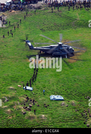 Les Marines américains à partir de la 22e unité expéditionnaire maritime embarquée à bord de l'USS Bataan (DG 5) décharger l'eau en bouteille d'un CH-53E Sea Banque D'Images