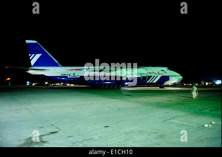 Un Russe An-124 Condor offre une tour de contrôle mobile de la FAA à à l'aéroport international Toussaint Louverture, Port-au-Prince, Banque D'Images