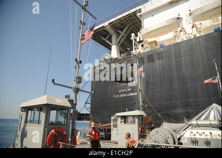 Les marins américains attachés à la construction 2 bataillon amphibie, Little Creek, en Virginie, tirer aux côtés de prépositionnement maritime ship-NOUS Banque D'Images