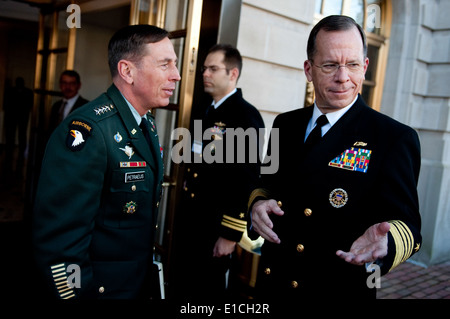 L'ARMÉE AMÉRICAINE Le Général David Petraeus, commandant du Commandement central des États-Unis, se félicite le président de l'état-major interarmées Navy Adm. Mike Banque D'Images