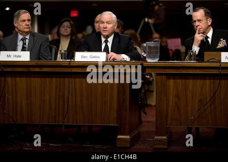 Le secrétaire à la Défense Robert M. Gates, centre, répond à des questions au cours des témoignages avec le Sous Secrétaire de la défense des Comptrolle Banque D'Images