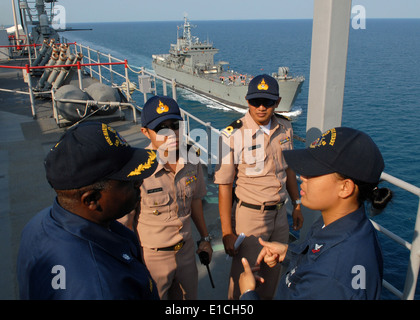 Corvette de la Marine américaine. Antonio Hull, à gauche, la direction de l'USS Harpers Ferry (LSD 49), est à l'écoute de technicien électronique 2ème Clas Banque D'Images