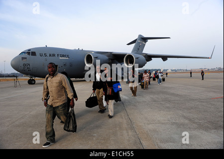 Les citoyens américains évacués d'Haïti débarquer un U.S. Air Force C-17 Globemaster III du Charleston International Air Banque D'Images