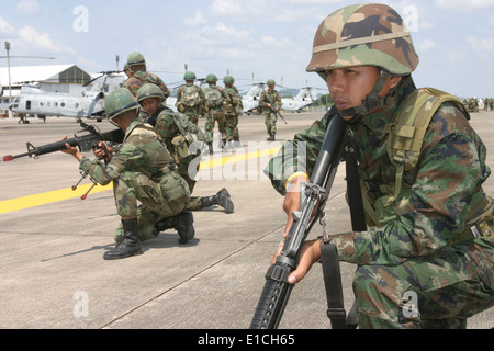 Thai Royal Marines on/off pratique dans le cadre d'exercices d'entraînement avec raid d'hélicoptères des Marines des États-Unis avec l'équipe de 2e Bataillon Landing Banque D'Images