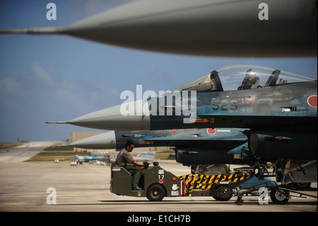 Air Force d'autodéfense japonaise aviateurs d'entretien d'aéronefs aéronefs Mitsubishi F-2 se préparer pour une mission pendant l'exercice à faire face Banque D'Images