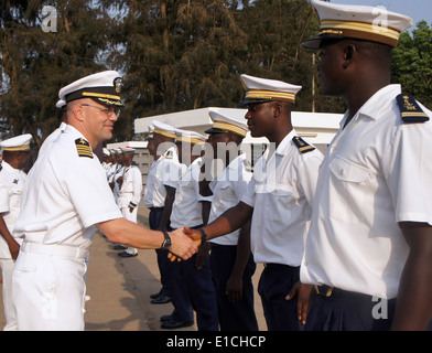 Le Capitaine de vaisseau américain Dan Shaffer, le commandant de l'Africa Partnership Station (APS) à l'Ouest, est accueilli par les marins togolais à Lomé Tog Banque D'Images