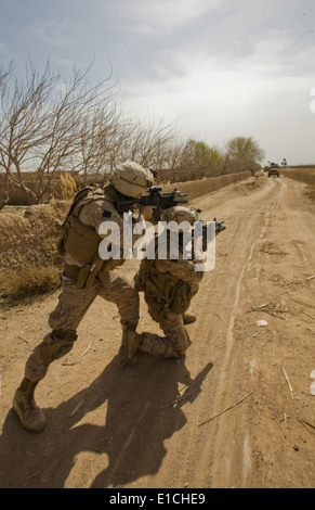 Les Marines américains d'assurer la sécurité lors d'un arrêt de sécurité Marjeh, Afghanistan, le 26 février 2010. Les marines sont des armes combinées Banque D'Images