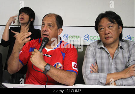 San Jose, Costa Rica. 30 mai, 2014. Le Président du Costa Rica Luis Guillermo Solis (C) et le Costa Rica Fédération de Soccer du Président Eduardo Li (R) parler avec les représentants des médias lors d'une session de formation de l'équipe nationale de football costaricien avant la prochaine Coupe du Monde de la FIFA, Brésil 2014 à Santa Ana, à l'ouest de San José, capitale du Costa Rica, le 30 mai 2014. © Kent Gilbert/Xinhua/Alamy Live News Banque D'Images