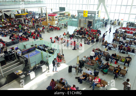 L'aéroport Heathrow de Londres en zone d'attente à un terminal à Londres, Royaume-Uni Banque D'Images