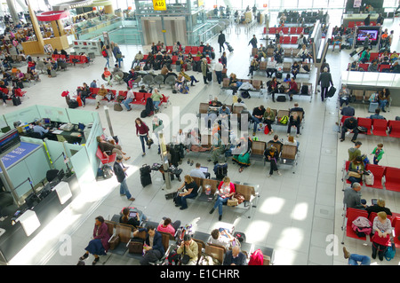 L'aéroport Heathrow de Londres en zone d'attente à un terminal à Londres, Royaume-Uni Banque D'Images