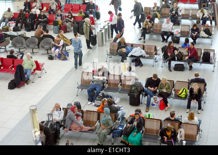 L'aéroport Heathrow de Londres en zone d'attente à un terminal à Londres, Royaume-Uni Banque D'Images