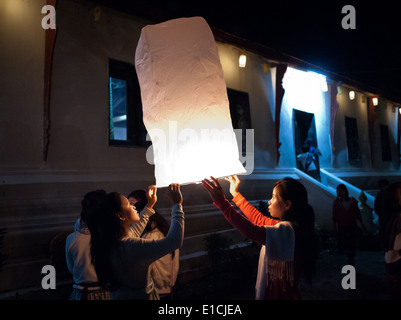 Les participants se préparent à lancer des lanternes flottantes dans l'air pendant l'Yi Peng festival à Luang Prabang, Laos. Banque D'Images