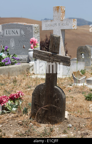 Les pierres tombales dans un cimetière de San Juan Bautistia, en Californie. Banque D'Images