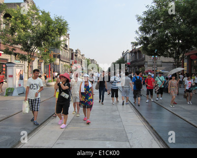 Les touristes dans la rue commerçante Qianmen, Beijing Banque D'Images