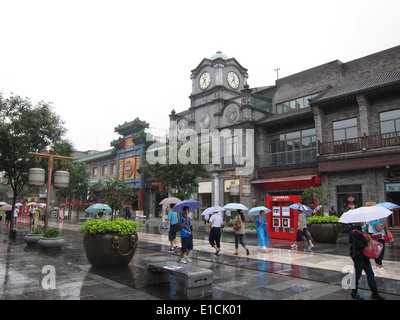 Rue commerçante Qianmen dans la pluie Banque D'Images