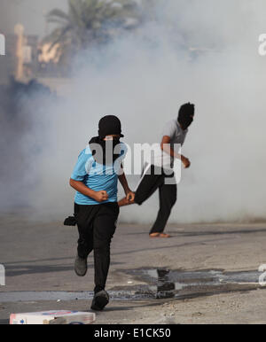 Manama, Bahreïn. 30 mai, 2014. Des manifestants anti-gouvernement en conflit avec la police anti-émeute dans la banlieue ouest de Manama, Bahreïn, le 30 mai 2014. Credit : Hasan Jamali/Xinhua/Alamy Live News Banque D'Images