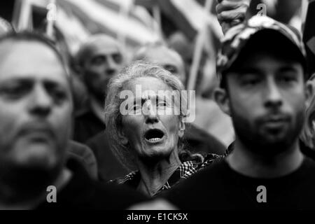 Athènes, Attique, Grèce. 29 mai, 2014. Un membre du parti crie des slogans lors d'un événement organisé par le parti nationaliste Aube dorée en face de la cathédrale d'Athènes, à l'occasion de l'anniversaire de la chute de Constantinople aux mains des Turcs, le mai 1453. Dans le centre d'Athènes le 29 mai 2014 © Panayiotis Tzamaros/NurPhoto ZUMAPRESS.com/Alamy/Live News Banque D'Images
