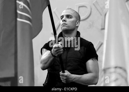 Athènes, Attique, Grèce. 29 mai, 2014. Un membre du parti est titulaire d'une banderole lors d'un événement organisé par le parti nationaliste Aube dorée en face de la cathédrale d'Athènes, à l'occasion de l'anniversaire de la chute de Constantinople aux mains des Turcs, le mai 1453. Dans le centre d'Athènes le 29 mai 2014 © Panayiotis Tzamaros/NurPhoto ZUMAPRESS.com/Alamy/Live News Banque D'Images