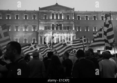 Athènes, Attique, Grèce. 29 mai, 2014. Les membres du parti mars outide le parlement grec lors d'un événement organisé par le parti nationaliste Golden Dawn pour ''les derniers défenseurs de Constantinople'' à l'occasion de l'anniversaire de la chute de Constantinople aux mains des Turcs, en mai 1453, à l'occasion de l'anniversaire de la chute de Constantinople aux mains des Turcs, le mai 1453. Dans le centre d'Athènes le 29 mai 2014 © Panayiotis Tzamaros/NurPhoto ZUMAPRESS.com/Alamy/Live News Banque D'Images