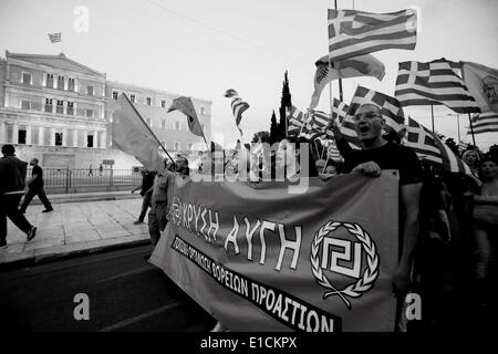 Athènes, Attique, Grèce. 29 mai, 2014. Les membres du parti mars outide le parlement grec lors d'un événement organisé par le parti nationaliste Golden Dawn pour ''les derniers défenseurs de Constantinople'' à l'occasion de l'anniversaire de la chute de Constantinople aux mains des Turcs, en mai 1453, à l'occasion de l'anniversaire de la chute de Constantinople aux mains des Turcs, le mai 1453. Dans le centre d'Athènes le 29 mai 2014 © Panayiotis Tzamaros/NurPhoto ZUMAPRESS.com/Alamy/Live News Banque D'Images