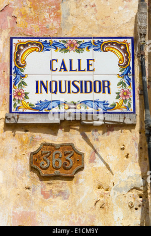 Plaque de rue en céramique 'Calle Inquisidor" fait de carreaux peints, La Habana Vieja, La Havane Banque D'Images