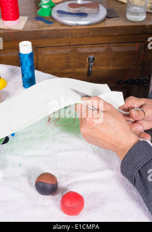 Couper des bandes de Artisan cuir à faire des boules de jai alai Banque D'Images